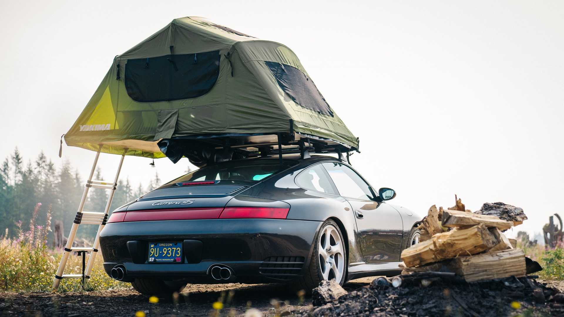 In campeggio con una Porsche