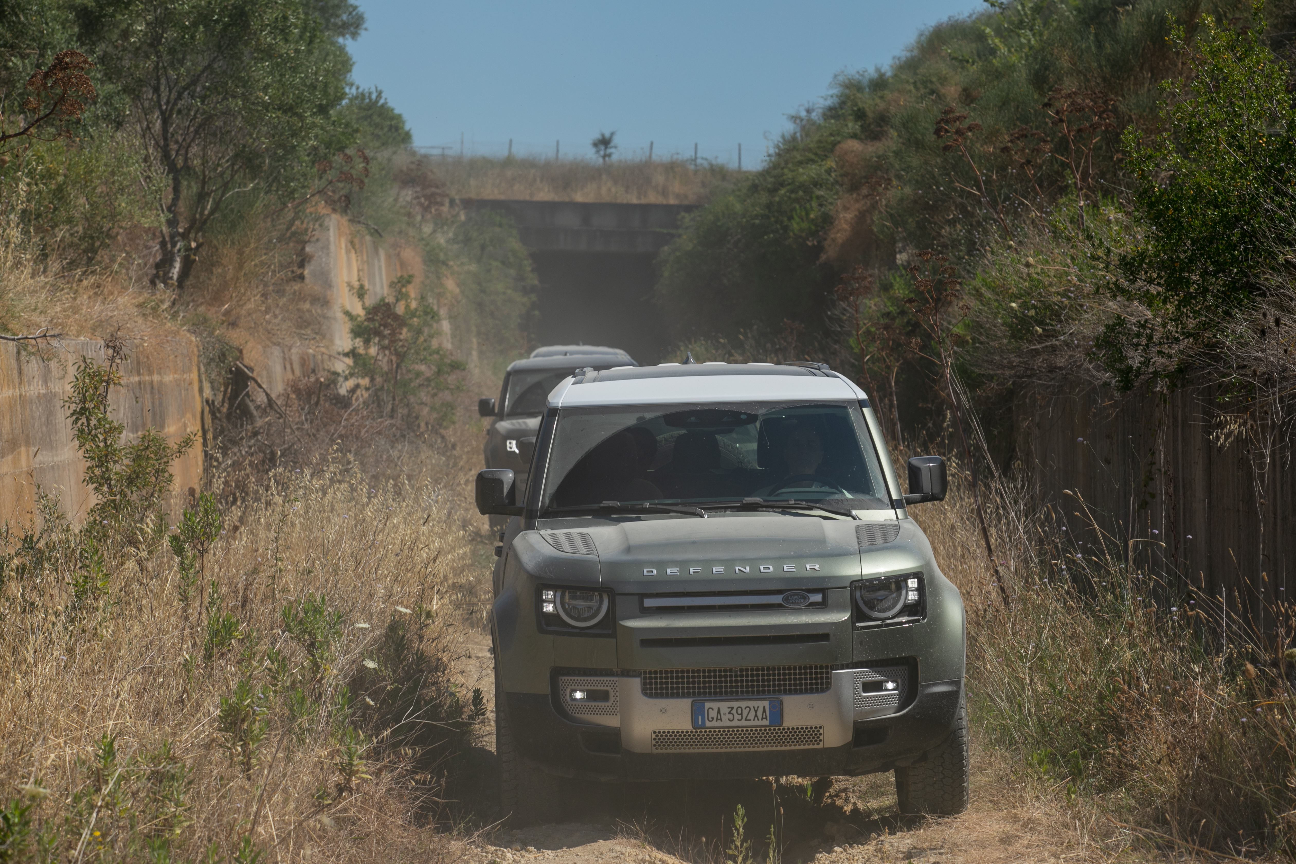 La nuova Land Rover Defender in un percorso off road